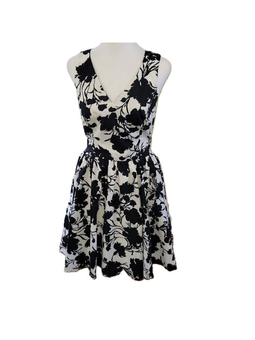 Elle Fit & Flare Dress Black & White Flower Cross Back Lined W/ Pockets Size 4